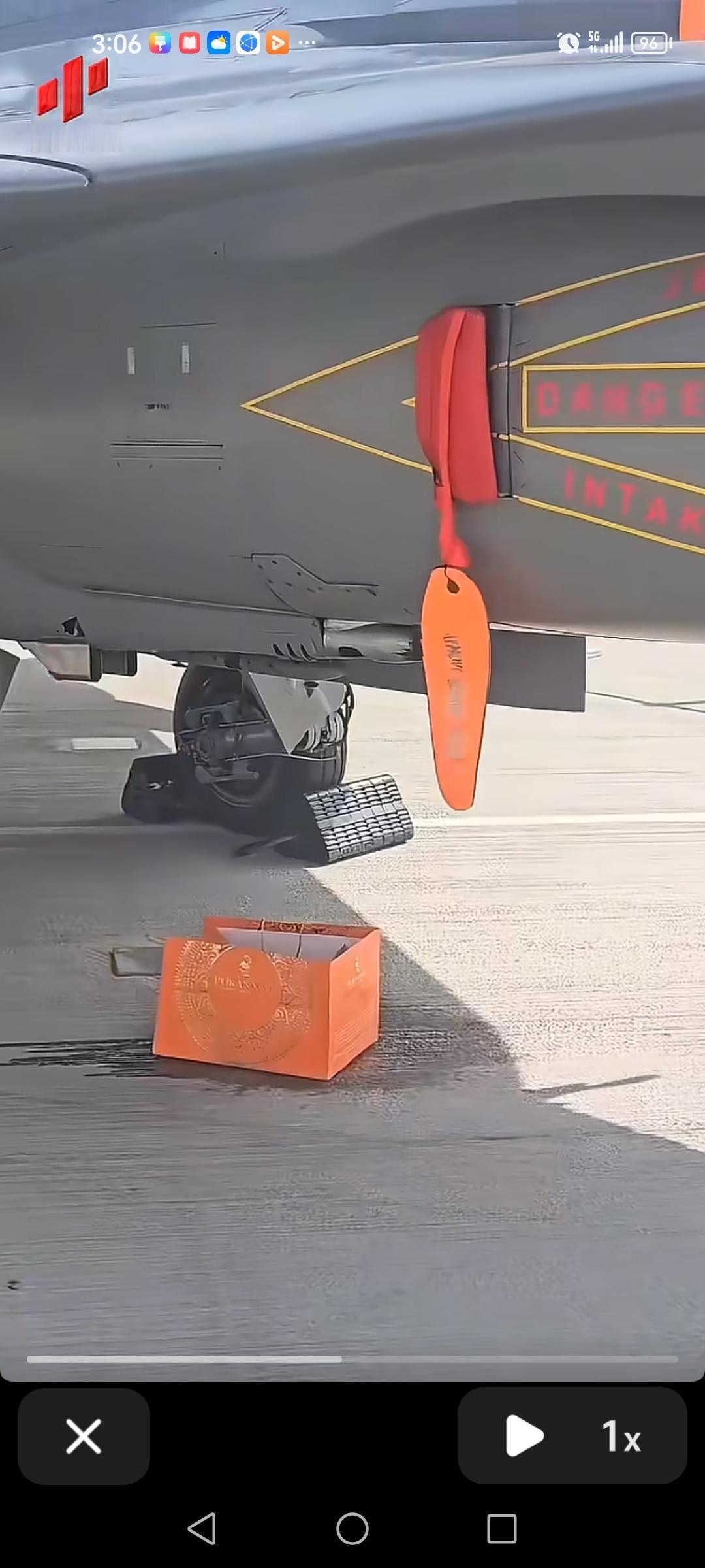 三哥人挺奇葩，没想到他的飞机更奇葩。参加迪拜航展就去二架光辉战机，不知是水土不