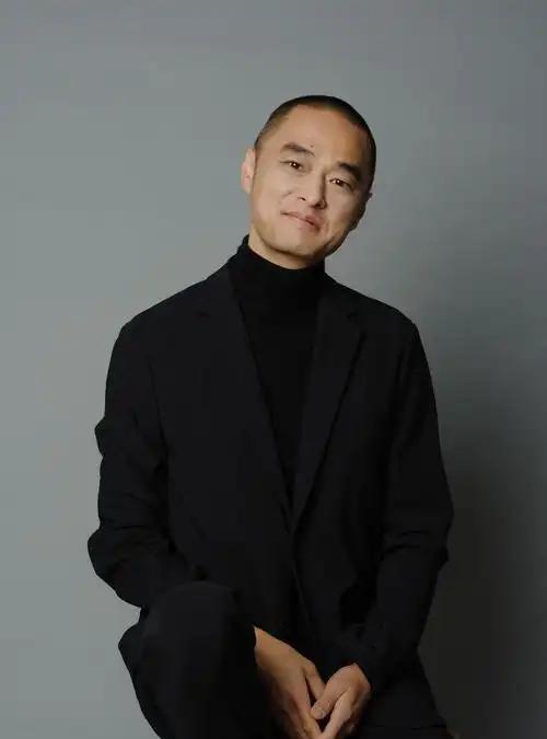 冯唐说：“在单位上班，对待人际关系最好的态度，就是无所谓。别人看不起你，无所谓。