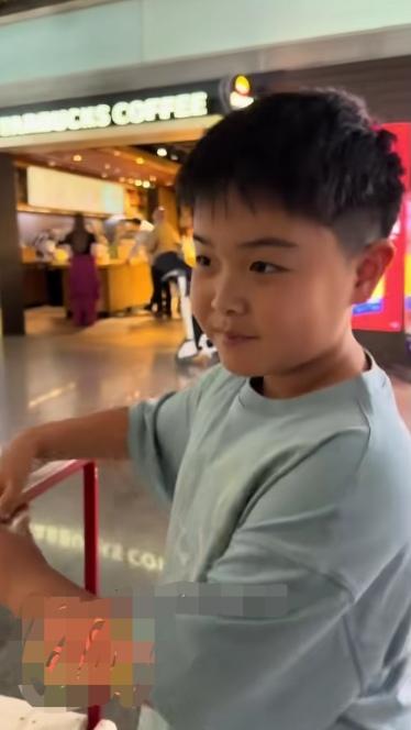这个小朋友谁看都会说，这孩子是陈思诚的儿子朵朵。你看这小家伙就是缩小版的陈思诚。