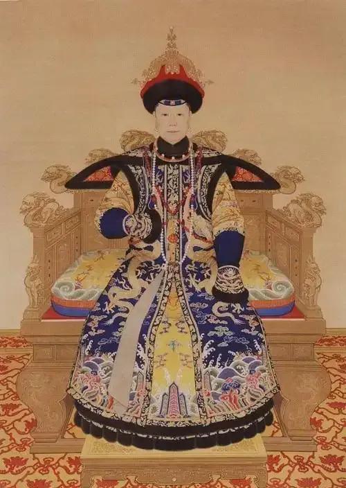 1735年，雍正骤然驾崩，25岁的宝亲王弘历登基，是为乾隆皇帝。母凭子贵，乾隆