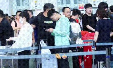 你们看看，这头大的是不是耳朵红了？只是机场地勤人员让他插了个队就耳朵红了，还是