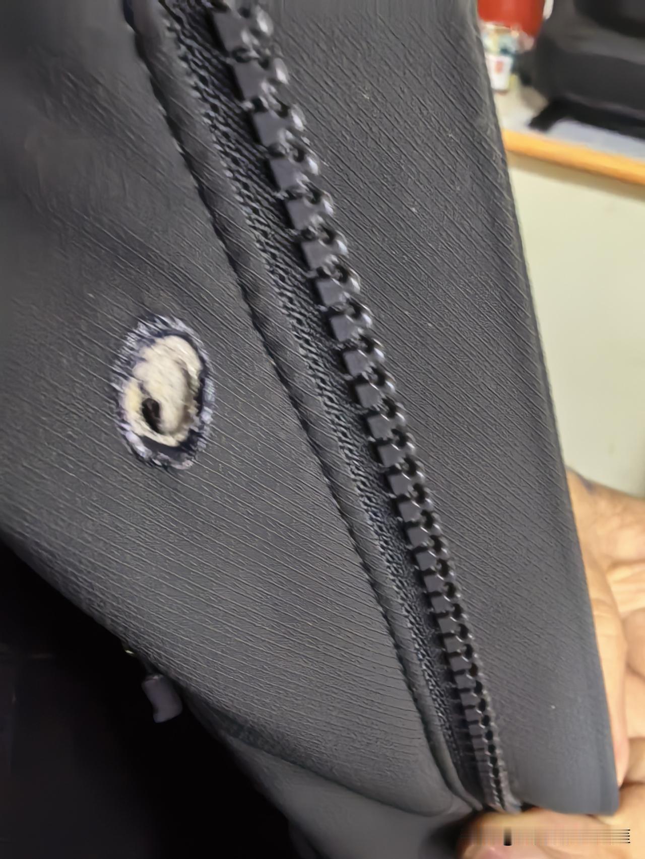 头大！百思不得其解[笑着哭][笑着哭][笑着哭][笑着哭]愕然发现，外套左胸位置被烟