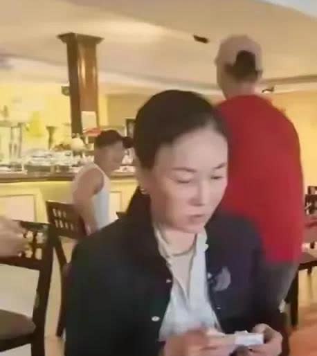 那英现身英国伦敦一餐厅，真实素颜出镜的她，气质相貌还没有跳广场舞大妈漂亮。现在的