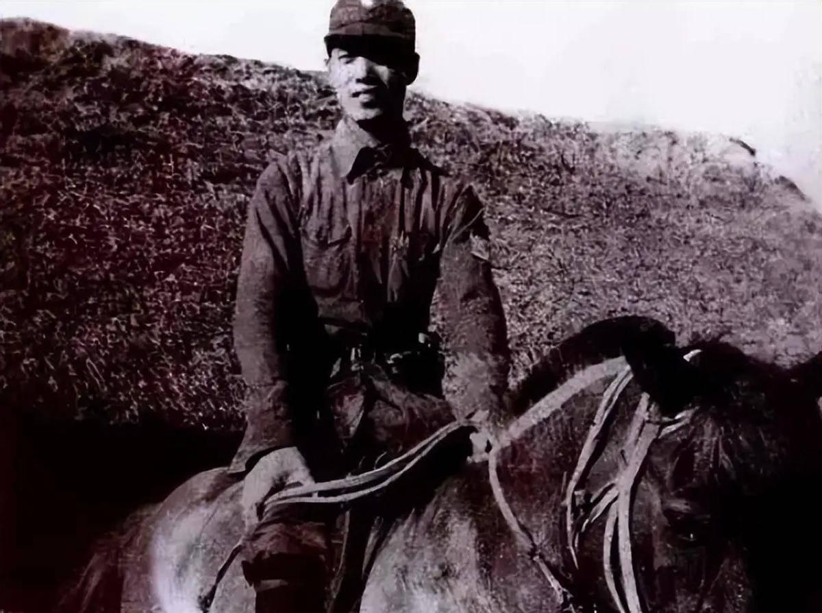 1949年1月10日，在突围无果后，杜聿明兵团一众要员基本成为解放军的俘虏。只是