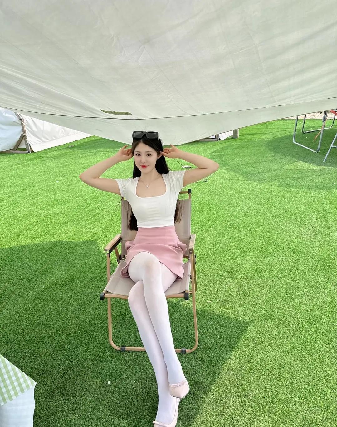 阳光下的野餐时光，粉裙飘飘，微风轻拂，享受美好时光。