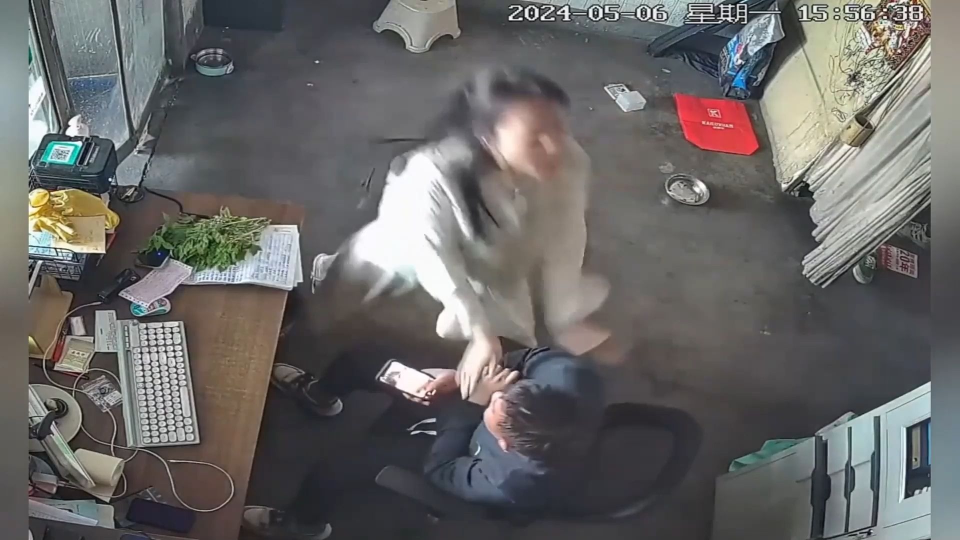 老公，快给我打一针，我羊角风犯了，监控下的爆笑瞬间，每天一遍，开心无限！