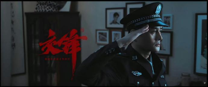 王凯烫个头爷奶不认识了电视剧交锋看到王凯顶着这头泡面卷出场，我愣是盯着屏幕看了