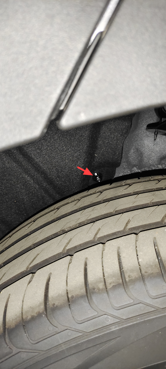 提车的朋友注意了提车的兄弟注意了，轮胎附近那些不是水军说的什么扣子，那是一个螺