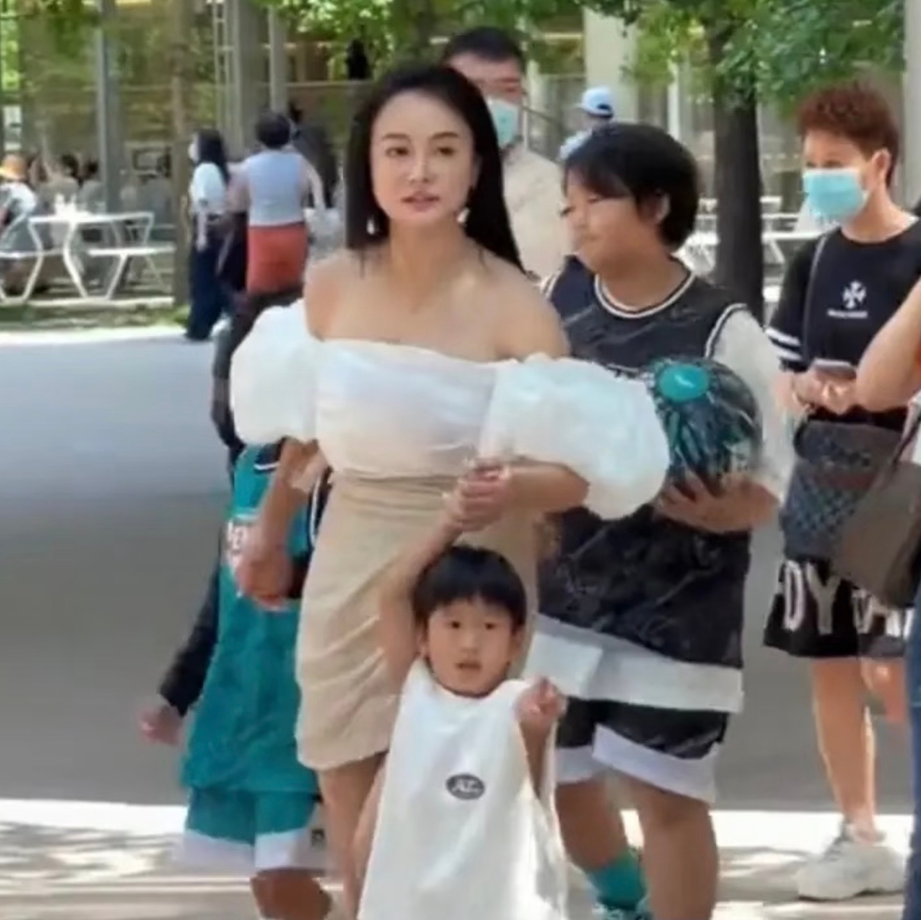 怪不得邹市明总是吐槽冉莹颖的衣品，参加亲子活动穿成这样真的合适吗？