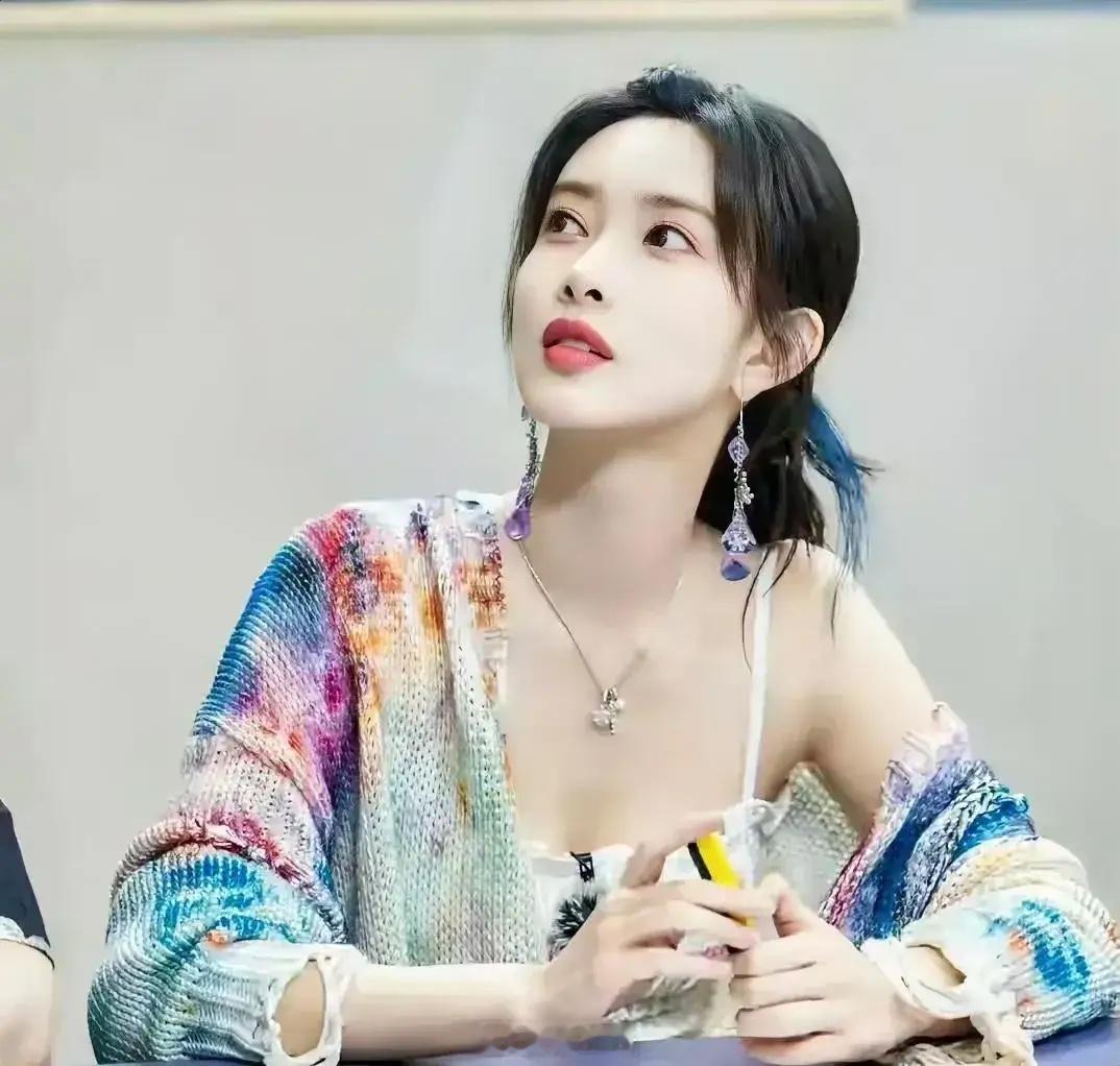 孟子义说：多关注自己，真的会轻松很多。孟子义不仅颜值很高，而且她还十分有趣。歌唱