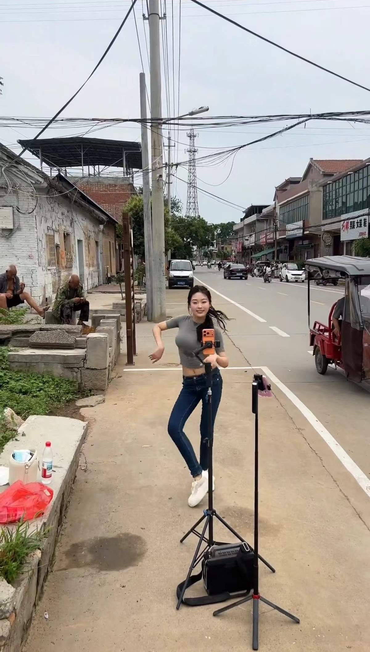 今天路过街边，看到一个姑娘架着两部手机直播跳舞。一开始还觉得她挺辛...
