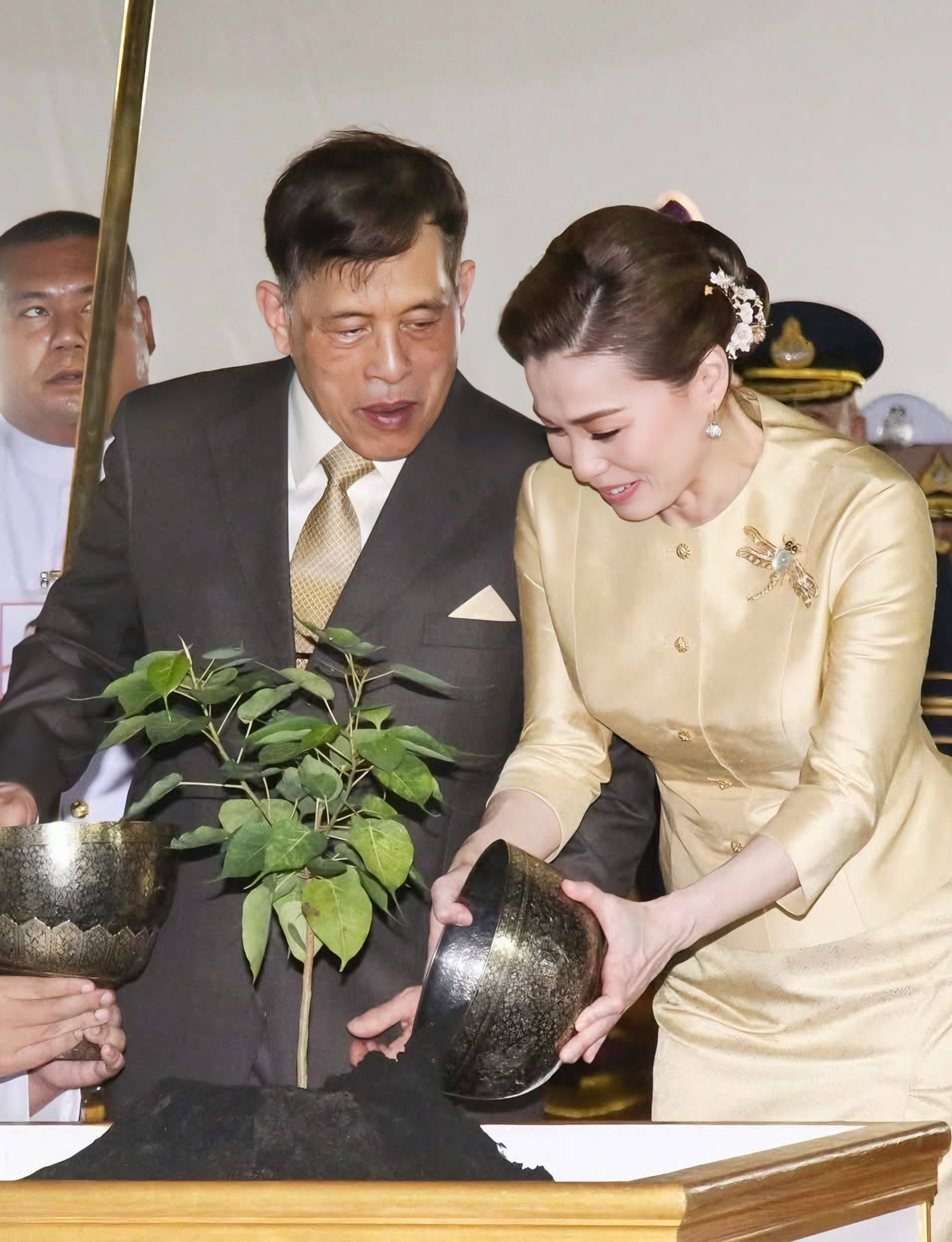 苏提达王后真白啊，夜里都发光哇塞！你敢信吗？47岁的苏提