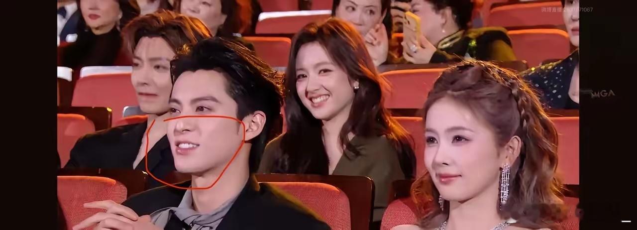 这年头，看个颁奖礼都能捡到“活瓜”！王鹤隶这一迈，直接跨出了半个热搜。当时马思纯