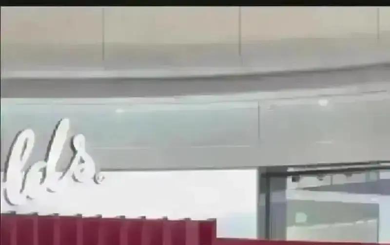 佟丽娅直播肩带滑落，这本是尴尬瞬间，却被她一个优雅转身化解。谁能想到，这随手一