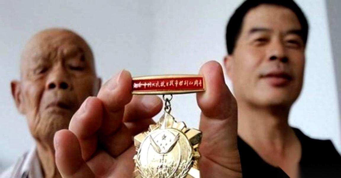 一个男人，咳了十年。家里人只当他是落下病根了，谁也没想到，1956年的一个下午