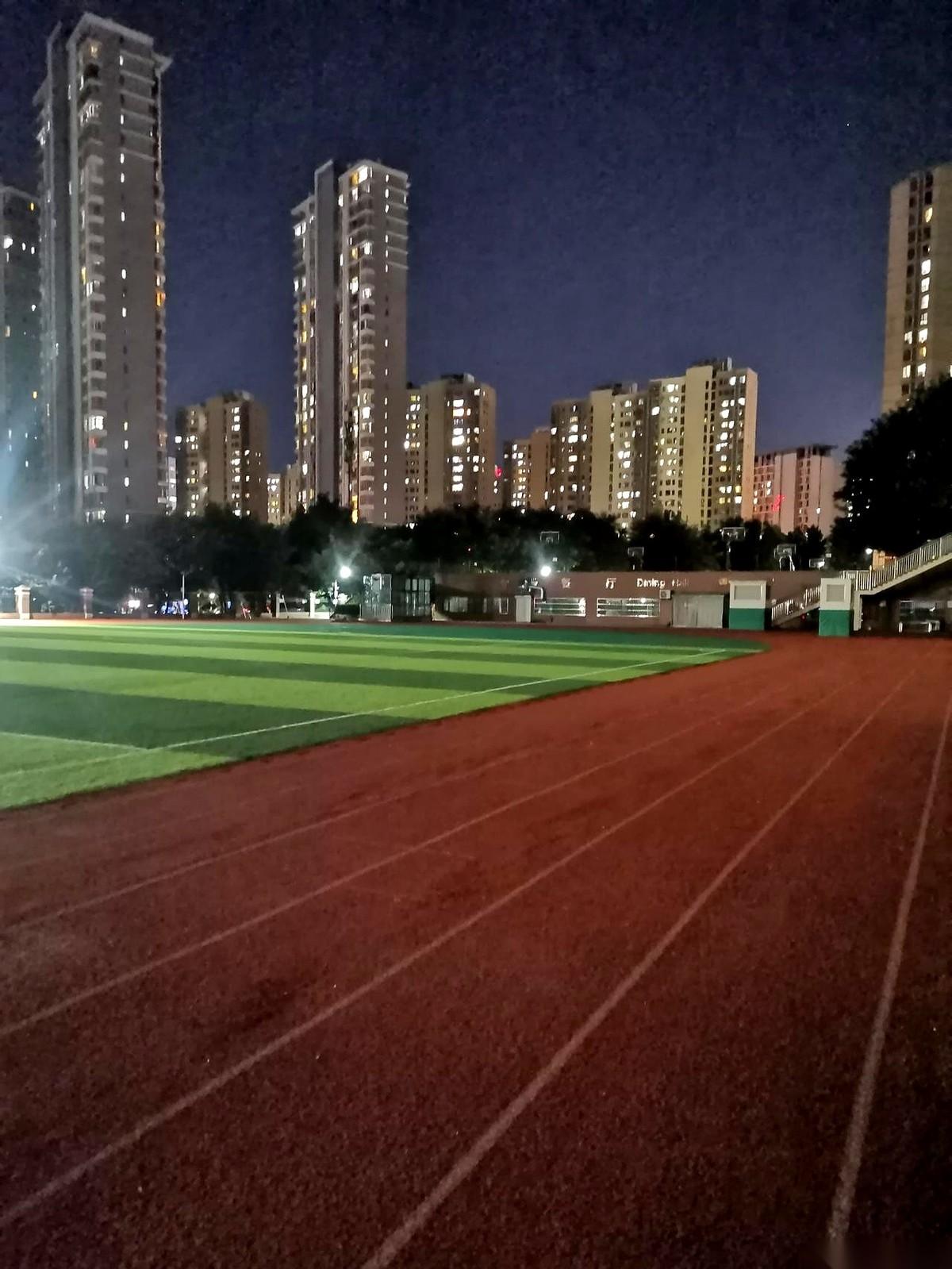 今天大盘涨了5000家，普天同庆。就我手里的中国核电，在一片红海里绿得那么扎眼