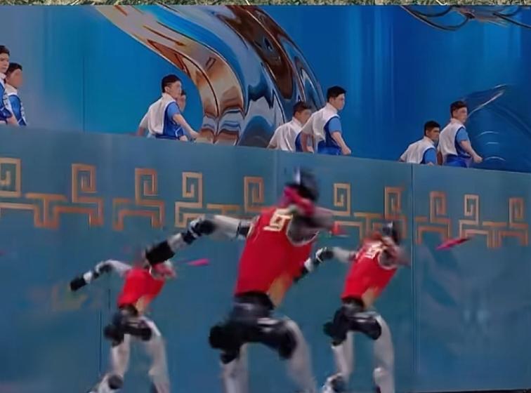 外国人看了中国的春晚，被震惊到了。最让他们震惊的是机器人的表演，在他们这些人的印