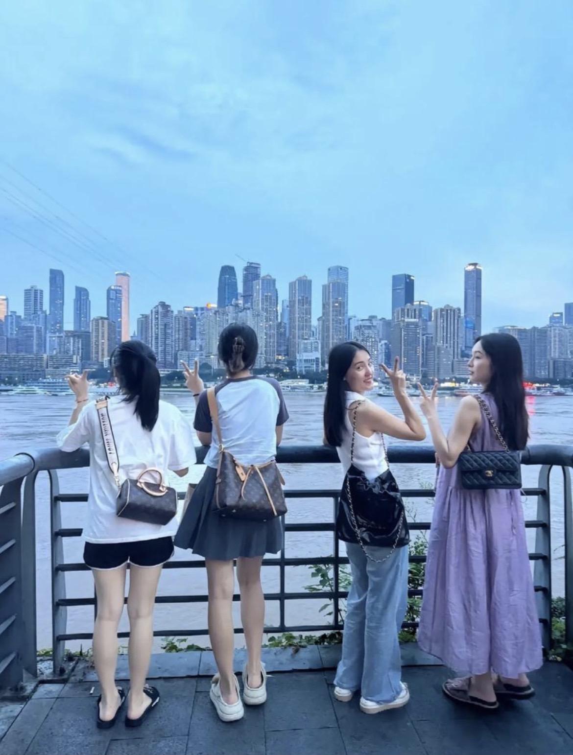 之前还死鸭子嘴硬不买广，现在好了，人手一个