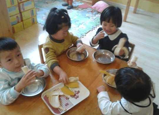 幼儿园孩子吃水果拍照发到家长群, 有个妈妈发现了异样