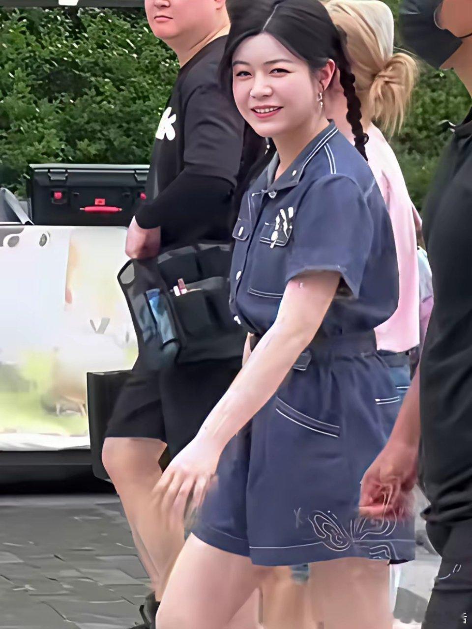 远看陈妍希很普通，像个路人，近看还是漂亮，皮肤好，娃娃脸不显老