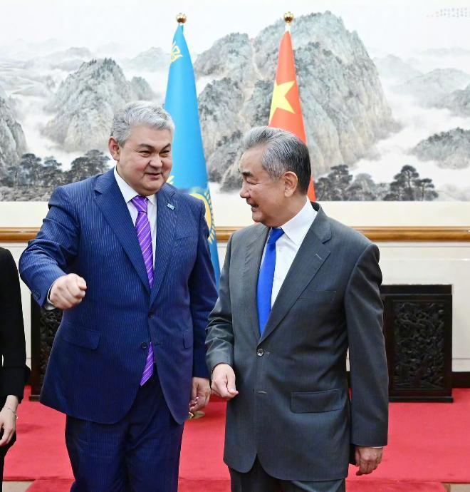 签约，中国谈成了。7月13日，在北京的双边会谈如期举行，中方外交部长王毅与