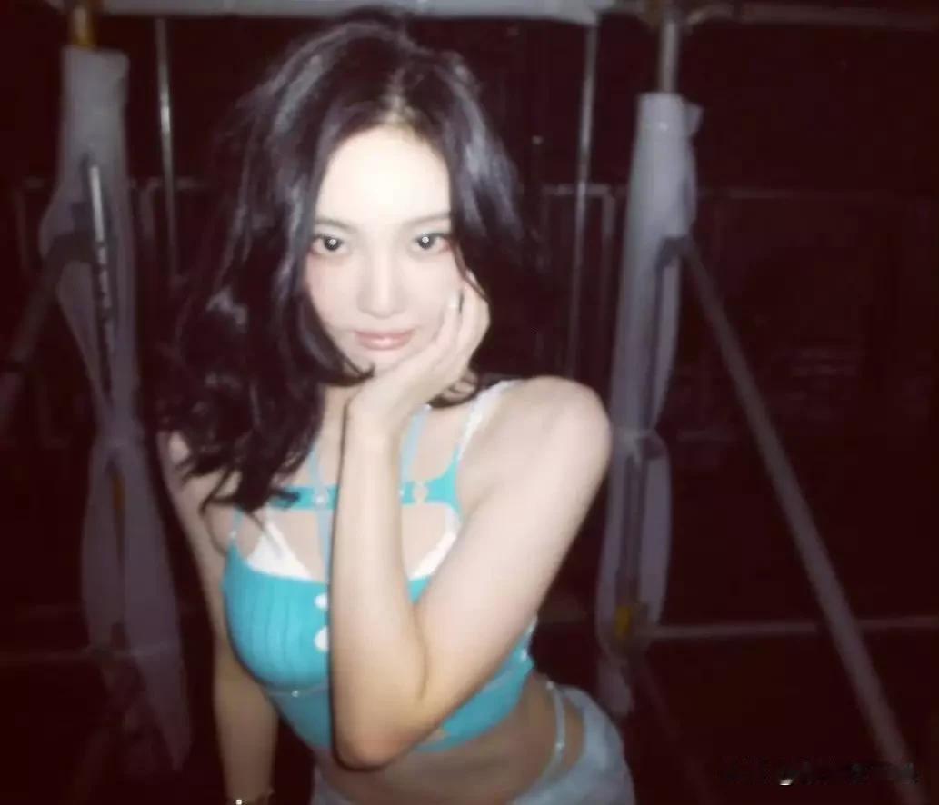 宁艺卓穿蓝色抹胸那组图真的绝了！照片里她的窈窕身材一览无余，纤细腰肢仿佛盈盈