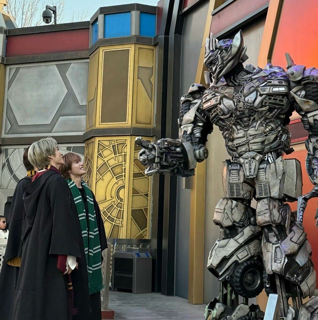 整个北京都在偶遇威神V北京环球影城的NPC含量超标啦！从黄冠亨喝黄油啤酒的神图