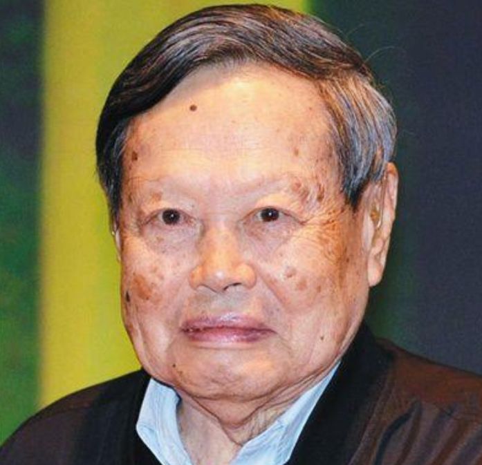 网曝杨振宁刚刚不幸去世清华大学发声辟谣不要听信谣言