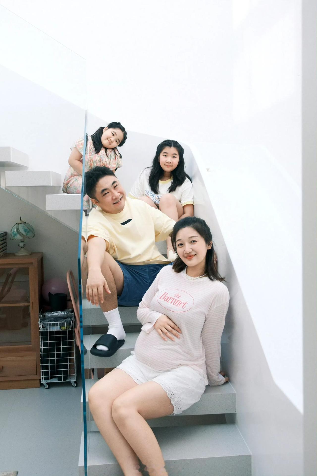 乔杉官宣老婆莫丹怀上第三胎，并晒出挺孕肚妻子和两个女儿的全家福。两人结婚13