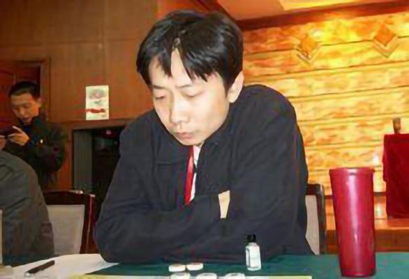 “民生实业杯”全国象棋个人赛，八强是老中青都有，职业健将、业余高手共同争雄，将要