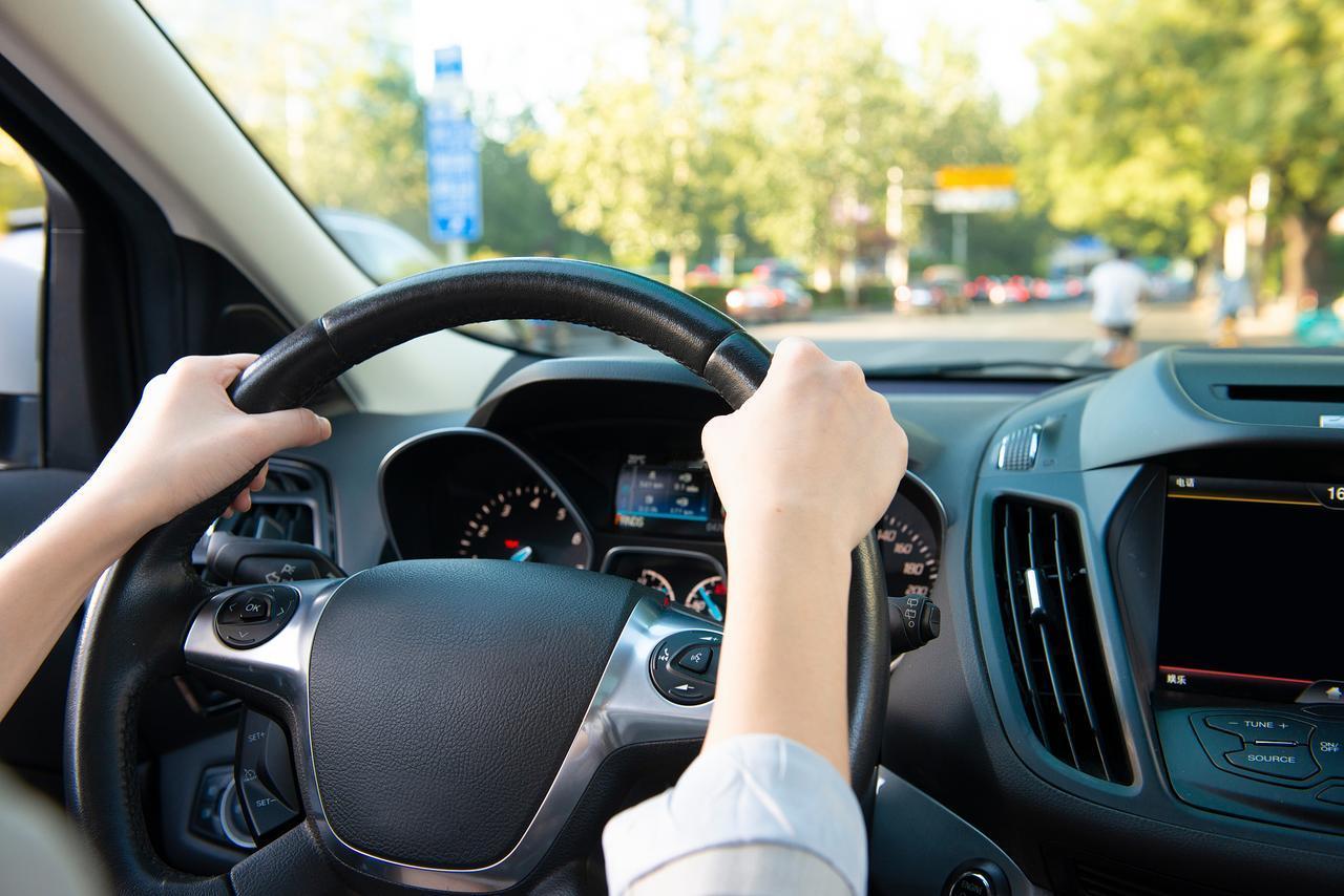 真开车和考试不一样：这五个驾校习惯，上路后必须忘！新拿到驾照的朋友们，是不是觉