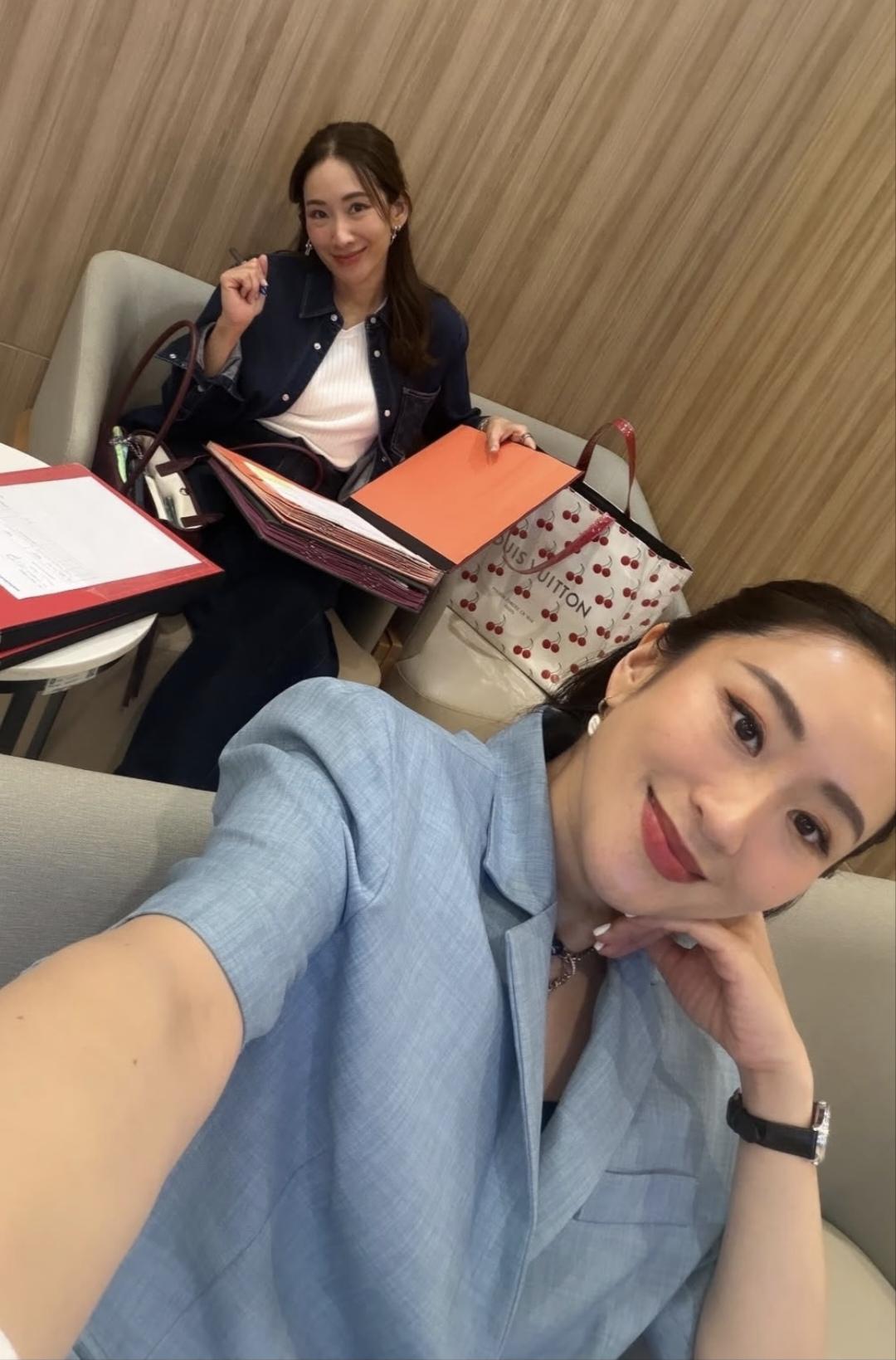 佩通坦在迎接父亲他信回家后，5月12日，又晒照了！画面里姊妹两个，姐姐萍通塔正在
