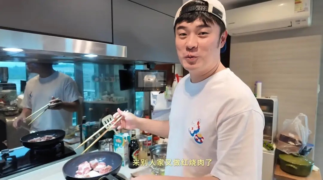 陈赫张子萱到香港王祖蓝家做客，亲自下厨做红烧肉倒大瓶黄酒吓人！