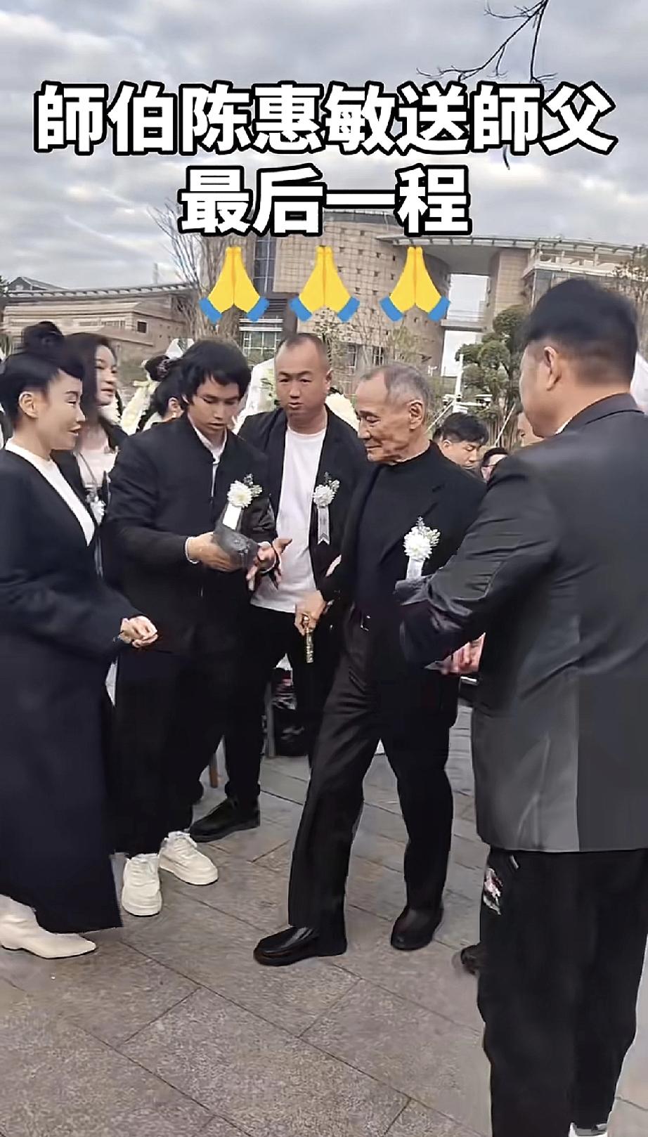 陈惠敏亲自来到深圳送别梁小龙最后一面，可是他也老得不能看了！80岁陈惠敏拄