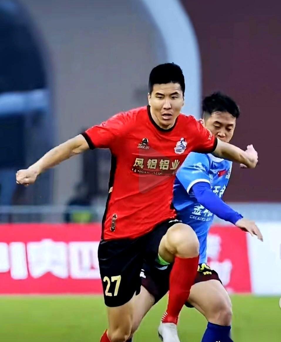 “电梯战神”王刚，36了，跟国安的合同也到期了。哥们儿一个电话，他就从北京飞到