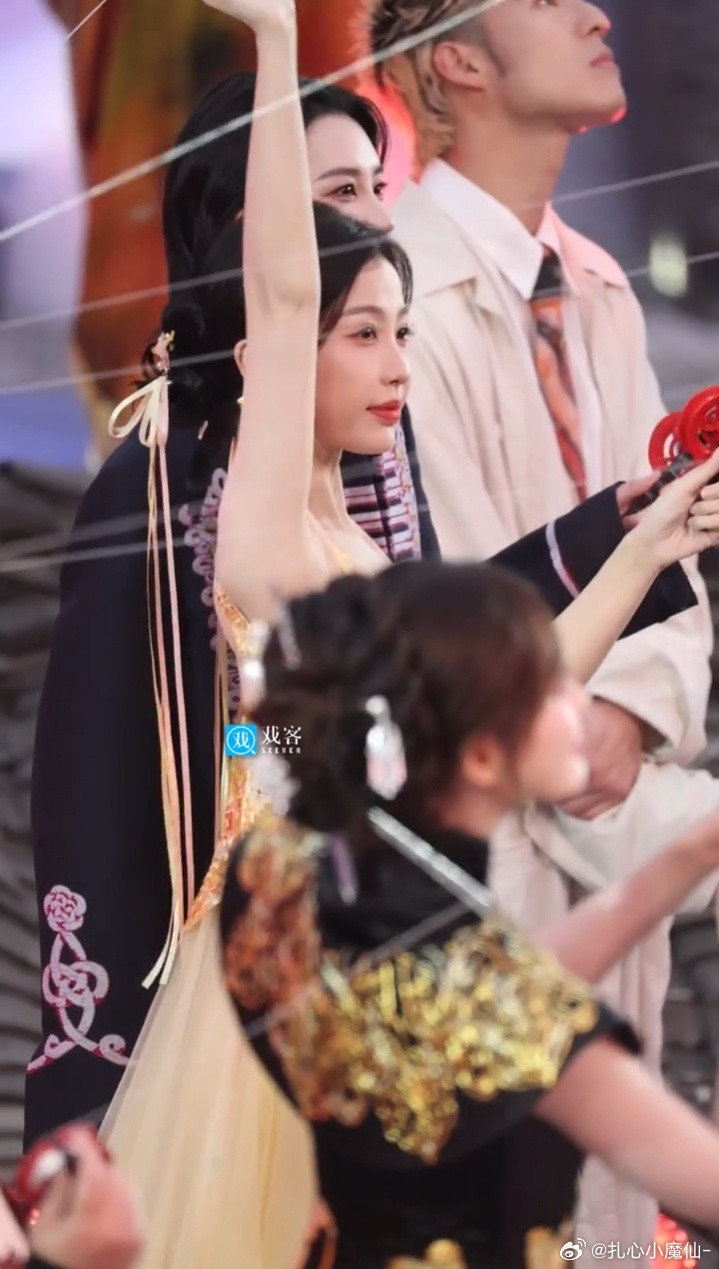 虞书欣祝绪丹她俩竟然真的闹掰了，两人挨着站，全程0交流…