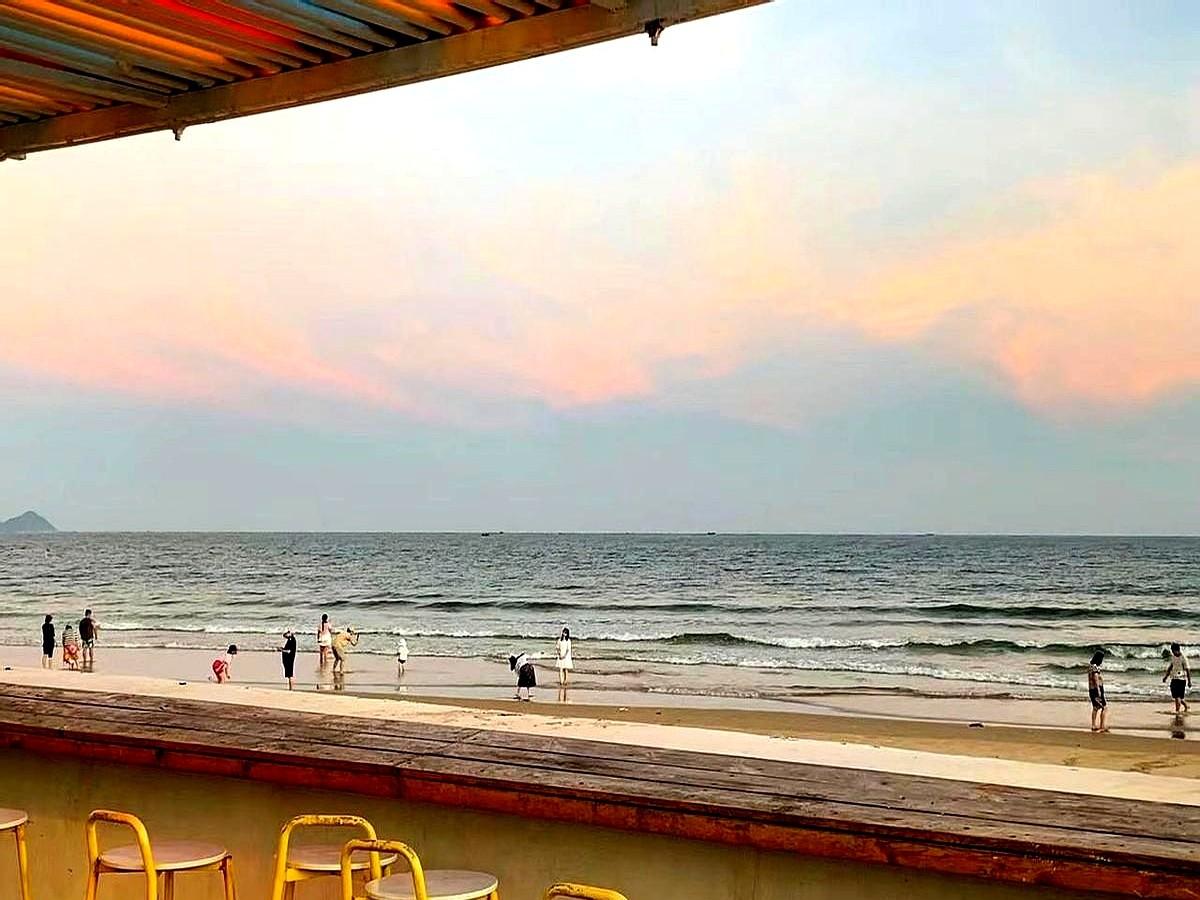 媒婆当初给妹妹介绍对象时，妹妹有些紧张，邀请闺蜜一起去。当初那个不声不响的警察