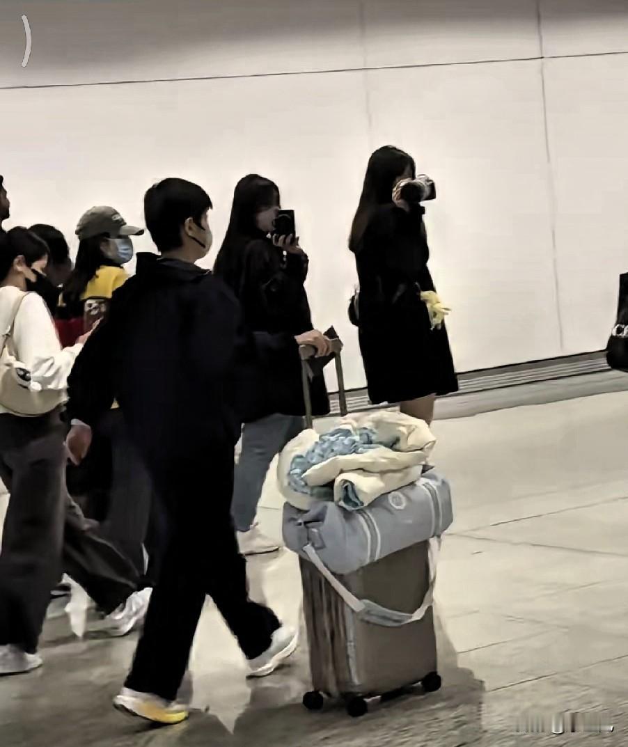 小姐妹们，咱们的莎莎平安抵达香港，换上新裤子一套，显得更加帅气了。莎莎这次不