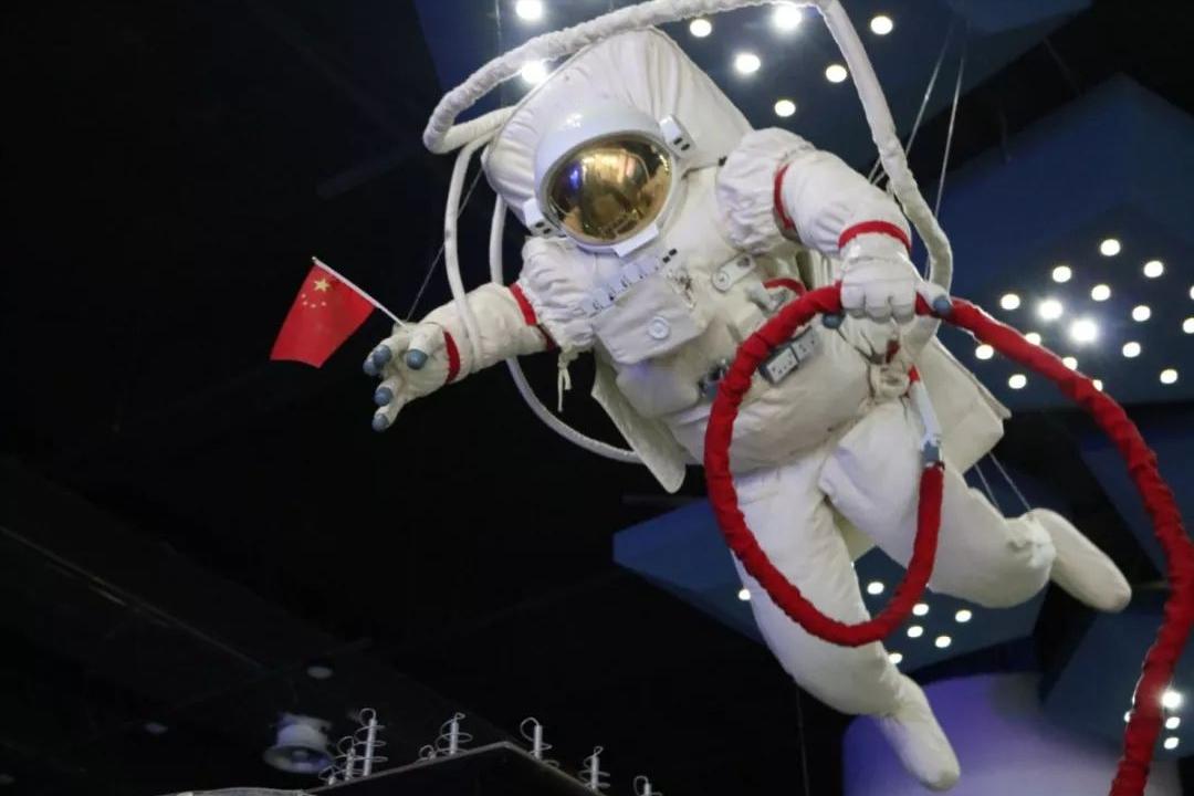 中国太空漫步第一人翟志刚：出舱瞬间险象环生，背后离不开“神舟之父”的守护200