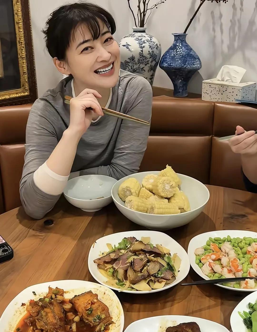 感觉梅婷的命运比同学章子怡好，虽然是二婚，被老公曾剑宠爱得像小公主，就连公婆也宠