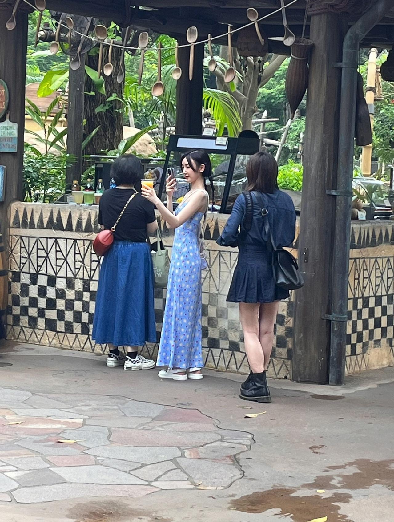 毛晓彤在香港迪士尼的旧照，当时有网友偶遇她的画面，扎着俩小辫子，太可爱了。2
