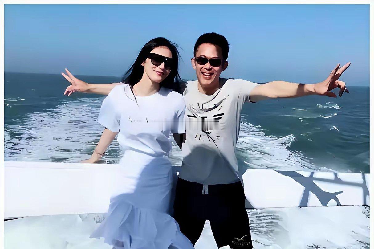 侯勇与第三任小娇妻王瑞站在游艇上在大海里冲浪时的一幕，彻底的放飞自我了​​​