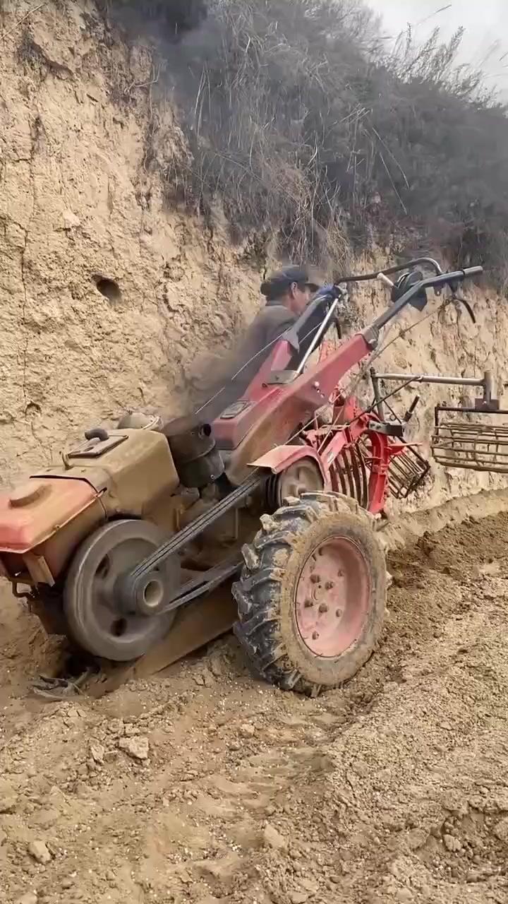 秦安的春天，总被拖拉机的轰鸣唤醒。黄土坡上，农人开着手扶拖拉机犁地，泥土翻涌着新