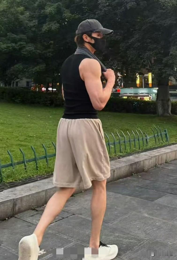 只有我一个人觉得许凯这身材不太对劲吗？看着有些奇怪。就是他的上身看起来肌肉那么