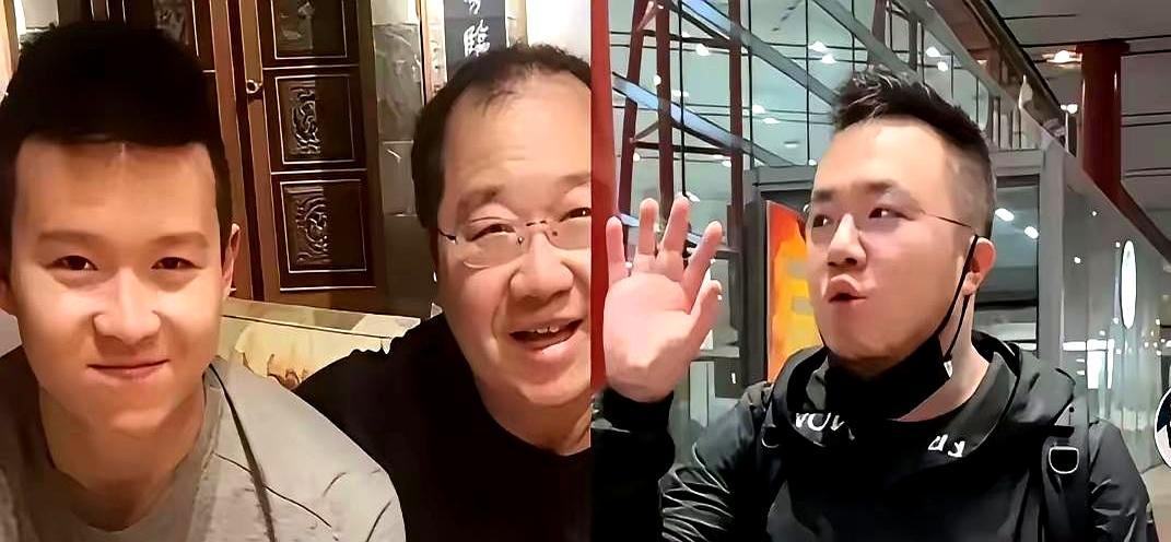 英达小儿子直播翻车，巴图一句话没回巴图在横店拍戏，手机静音。英达小儿子连线