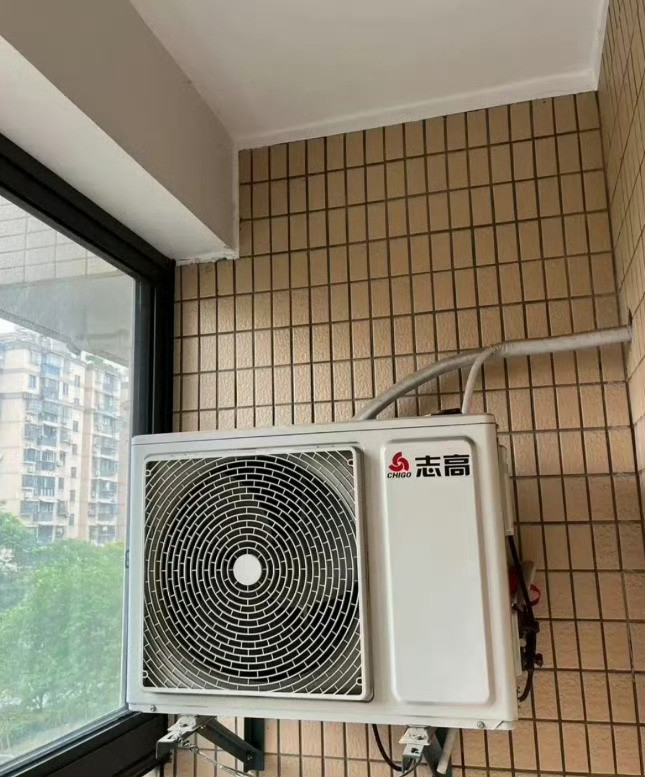 同事家的空调外机安装在阳台上...​​​