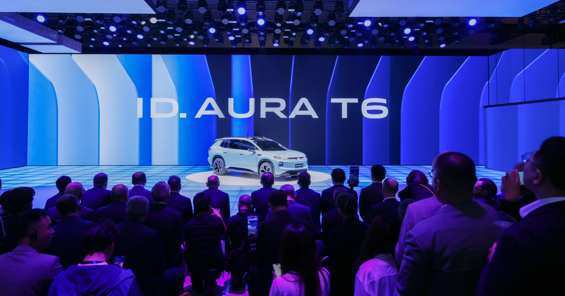 北京车展现场看了ID.AURAT6，照片真的拍不出这车的稳健感。 整车比例很