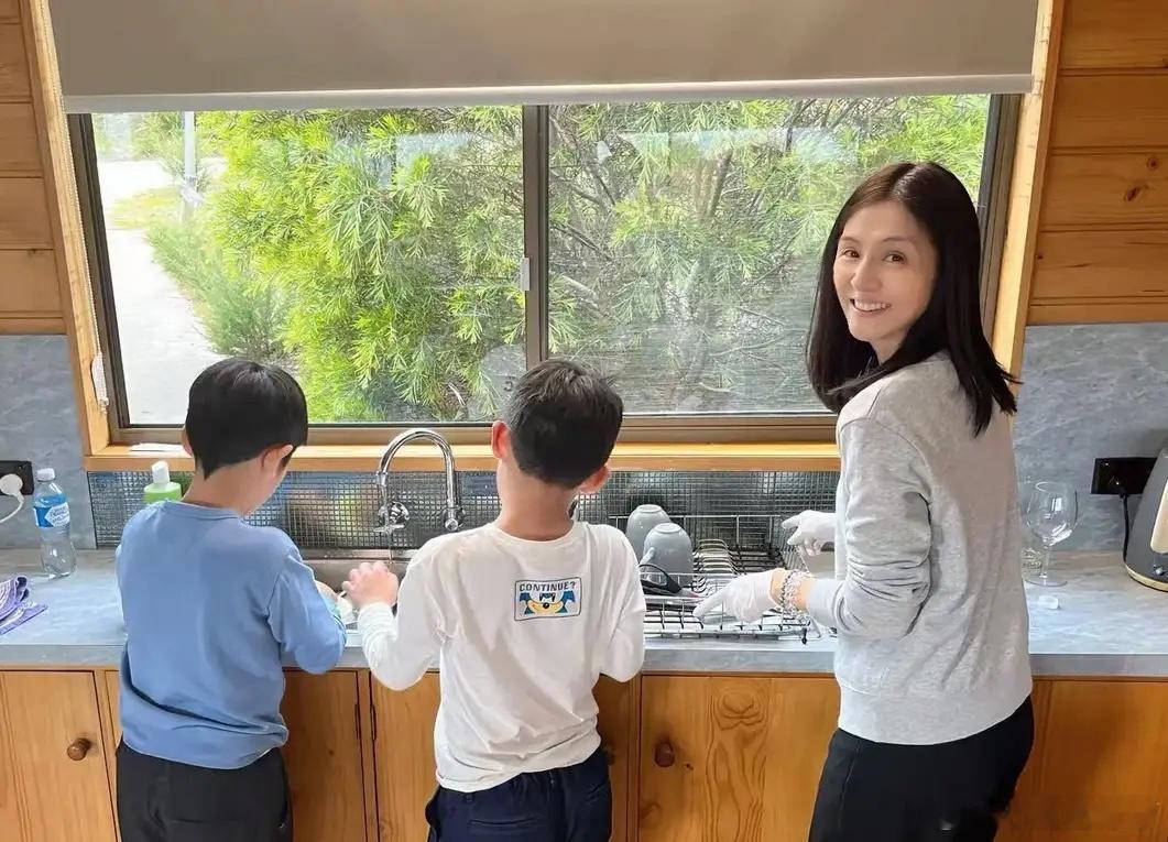 杨采妮晒出了她和家人的照片，向粉丝们分享了她与丈夫的日常生活点滴，她的两个双胞胎