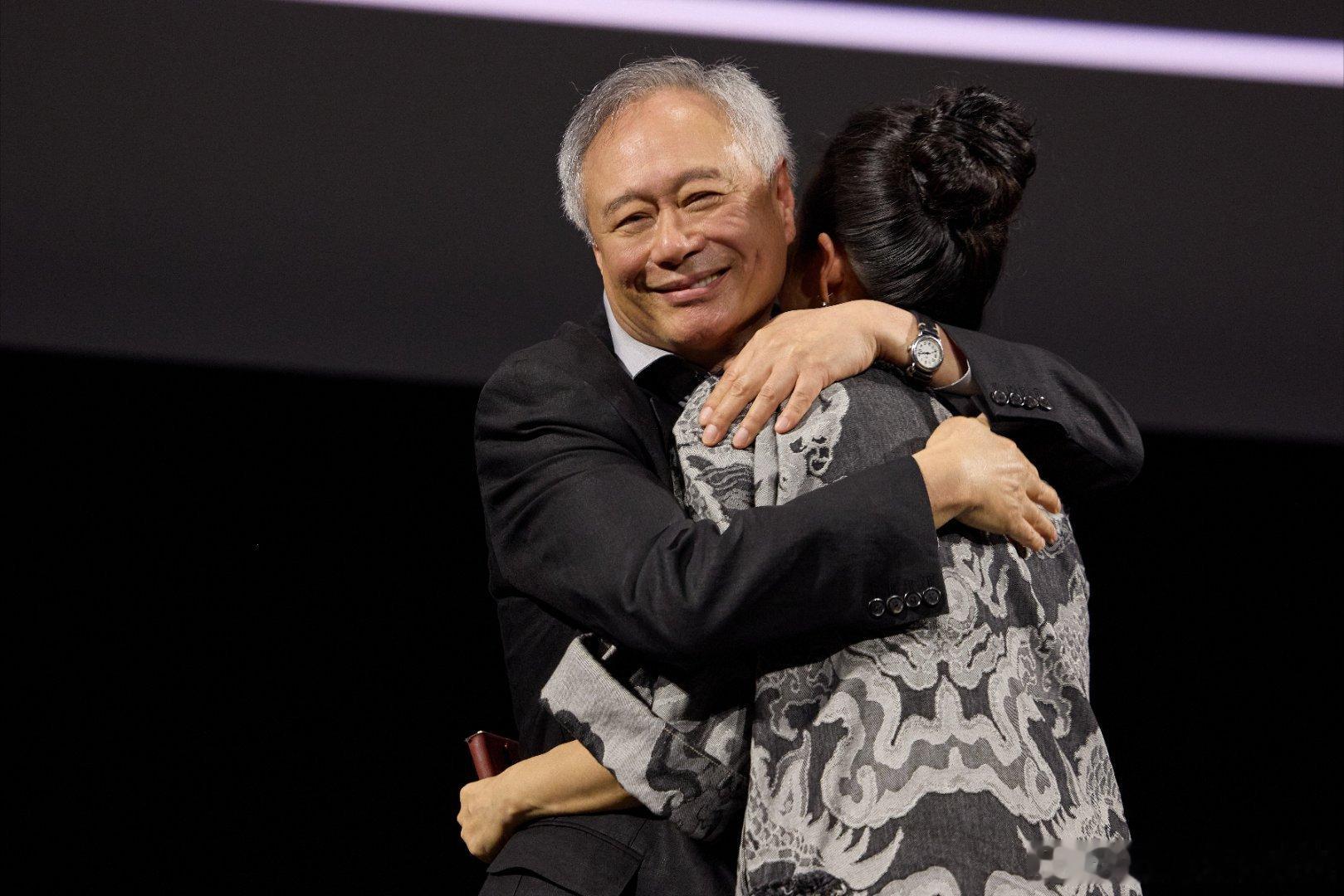 章子怡等到了李安的拥抱这次为庆祝《卧虎藏龙》上映25周年，5月10日李安和章子