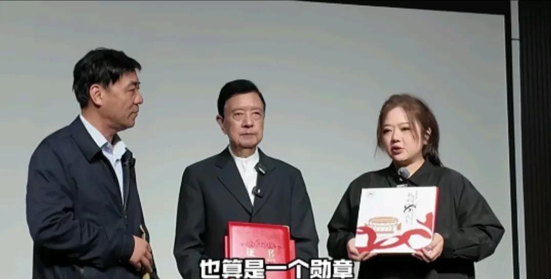 万万没想到台湾主持人翟翾的爷爷三兄弟都是军人。前段时间回大陆寻根的翟翾，这段时